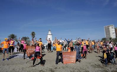 Más de 60 nadadores se mojan en Málaga por la donación de médula