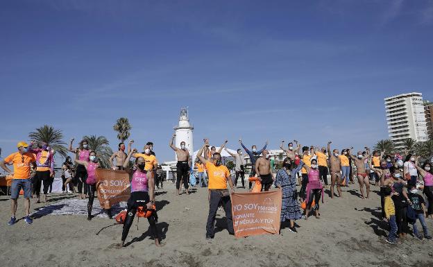 Más de 60 nadadores se mojan en Málaga por la donación de médula