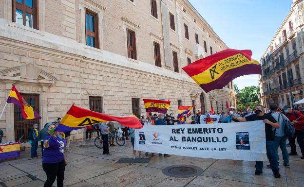 Un centenar de personas reclaman en Málaga la instauración de una República