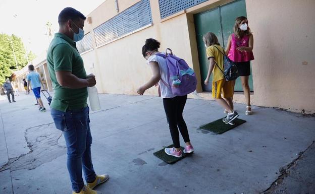 Profesores de Andalucía podrán solicitar un permiso retribuido por Covid