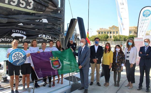 Llega al puerto de Málaga el velero que da visibilidad al cáncer de mama