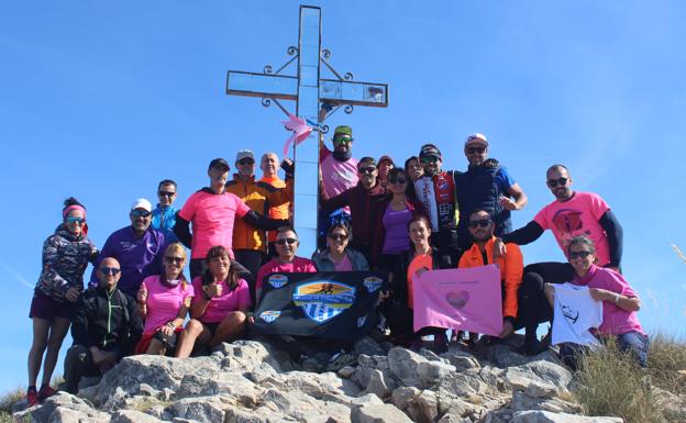 La solidaridad con el cáncer de mama conquista el Pico del Cielo en Nerja