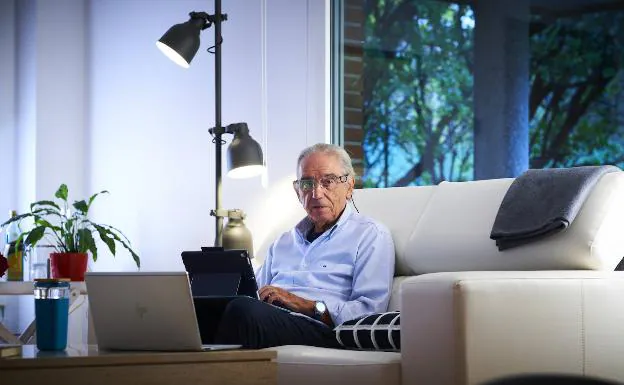 Enrique Stuyck Romá, en el salón de su casa de Madrid, ante el portátil donde escribe sus cartas. /josé ramón ladra