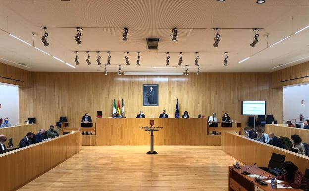 La Diputación aprueba dos planes que inyectarán casi 32 millones a los ayuntamientos de Málaga