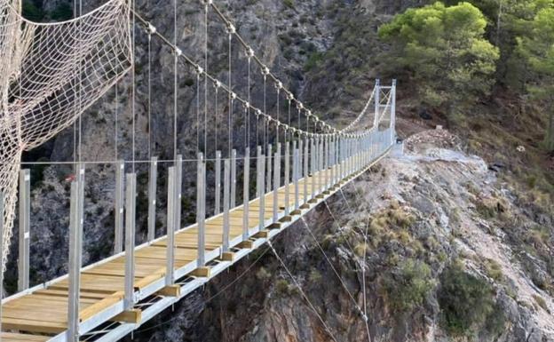 La difícil ruta que lleva al nuevo puente de Canillas de Aceituno en el 'Caminito del Rey de la Axarquía'