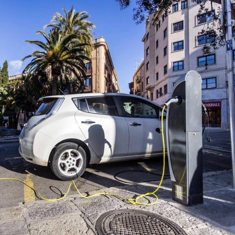 Así se pueden solicitar las ayudas de hasta 5.500 euros para comprar coches eléctricos