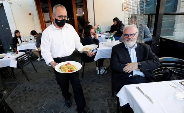 Sanidad propone a las Comunidades Autónomas cerrar los bares a las diez de la noche y no salir de casa en las zonas con mayor incidencia