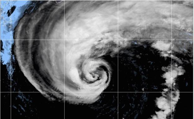 El huracán Epsilon avanza hacia el Atlántico norte tras no causar daños en Bermudas