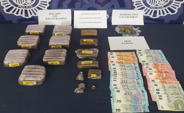 La policía sorprende a un hombre en pleno pase de droga en Fuengirola