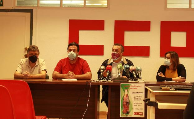 Cierre de Coca-Cola en Málaga: el comité pide bajar el listón de la prejubilación para evitar traslados a los mayores de 50 4 Representantes de CC OO y Podemos/IU en rueda de prensa.
