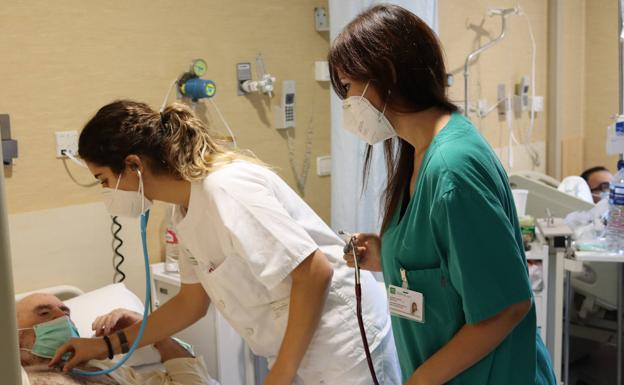 Estudiantes De Medicina Y Enfermeria Vuelven A Los Hospitales Para Sus Practicas Diario Sur