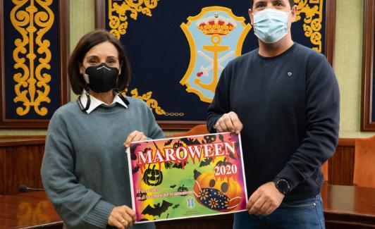 Torrox decora su plaza con motivos de Halloween para animar a pasear y fotografiarse 2 Elena Gálvez, en la presentación de la programación. /SUR