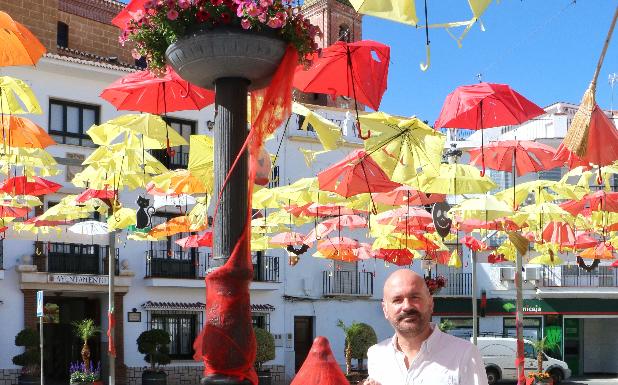 Torrox decora su plaza con motivos de Halloween para animar a pasear y fotografiarse