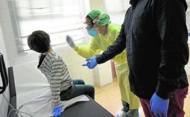 ¿Pueden hacer los colegios PCR sin el consentimiento de los padres?