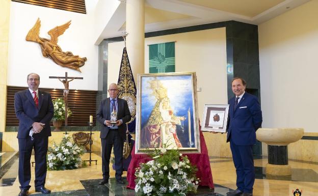 Zamarilla entrega la Rosa de la Virgen de la Amargura al bordador Manuel Mendoza