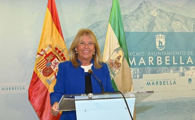 La alcaldesa de Marbella, Ángeles Muñoz, durante la rueda de prensa de hoy. / josele