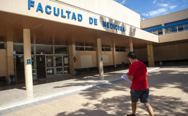 Estudiantes de la Facultad de Medicina reclaman poder reanudar sus prácticas en los hospitales