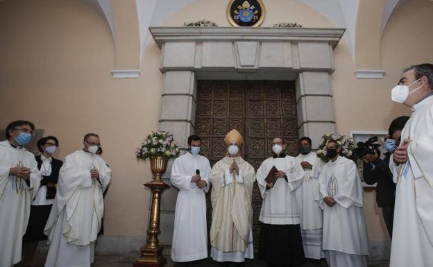 El obispo de Málaga abre el jubileo en la iglesia de la Victoria por el centenario de las nazarenas