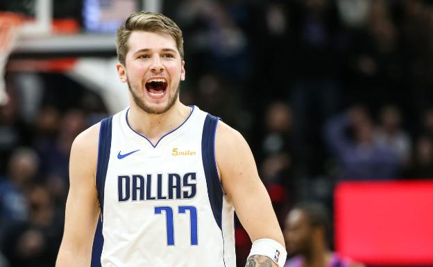 Luka Doncic celebra la vuelta de Jaime Fernández