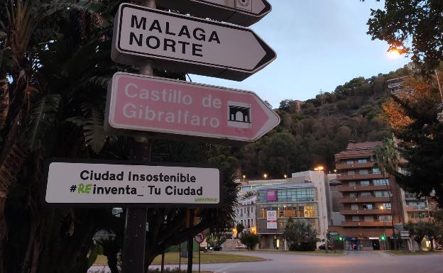 Greenpeace coloca señales en Málaga para alertar sobre la contaminación urbana