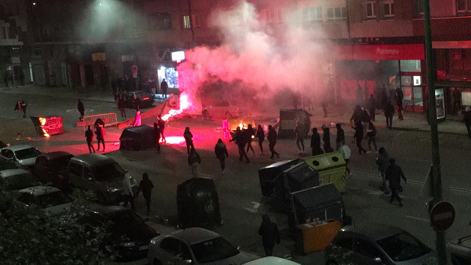 La concentración contra las medidas anticovid acaba en batalla campal en Gamonal