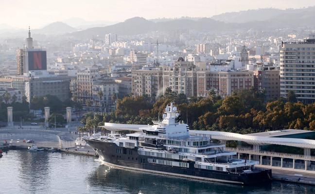 El yate, atracado en el Puerto de Málaga/Ñito SAlas