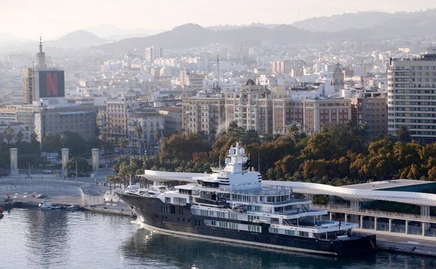 Atraca en Málaga el 'Ulysses', uno de los cruceros privados más lujosos del mundo