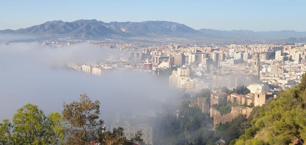 El taró cubre con un manto de niebla el Centro de Málaga 2 El taró cubre con un manto de niebla el Centro de Málaga 2