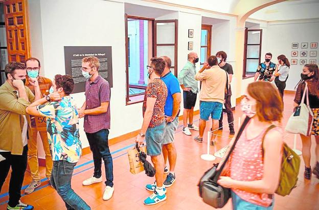 «Me di cuenta de que hay una identidad visual por descubrir de Málaga» 2 Imágenes de la presentación de la muestra que el Ateneo de Málaga ofrece hasta el próximo 27 de noviembre. crónica/