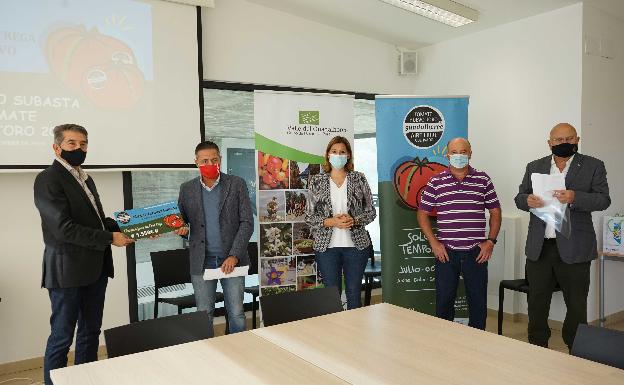 Cruz Roja recibe 1.550 euros de donación de la subasta del Tomate Huevo de Toro