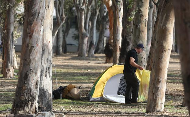Un grupo de indigentes vuelve a acamparar en la playa de los Baños del Carmen de Málaga 2 Indigentes acampados ayer en los Baños del Carmen. /salvador salas