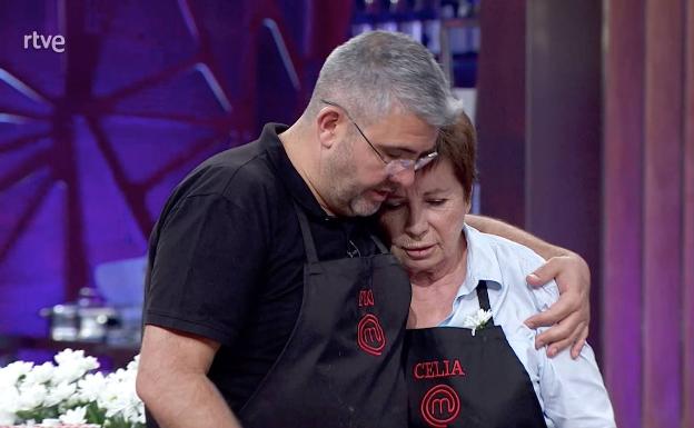 Las distintas versiones de Celia Villalobos en el último MasterChef: «Soy falsa, embustera, ladrona... Soy de todo porque soy política»