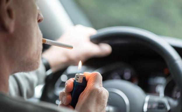 Los riesgos que nunca habrías pensado que conlleva fumar en el coche