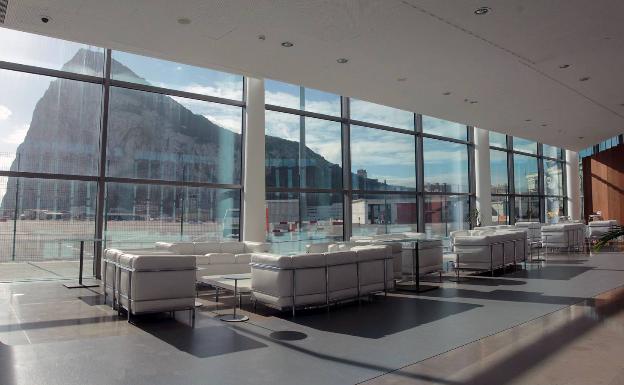 Residentes y turistas británicos se saltan a través de Gibraltar el confinamiento impuesto por su gobierno a quienes regresan desde España