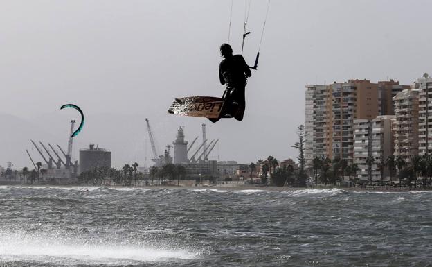 Rachas de 60 kilómetros por hora y temperaturas primaverales dejan un atípico día de surf en Málaga