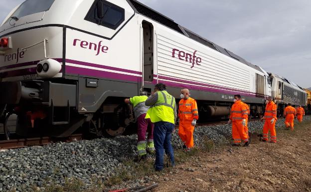 Adif prevé terminar hoy la retirada del tren que descarriló en Teba por una riada