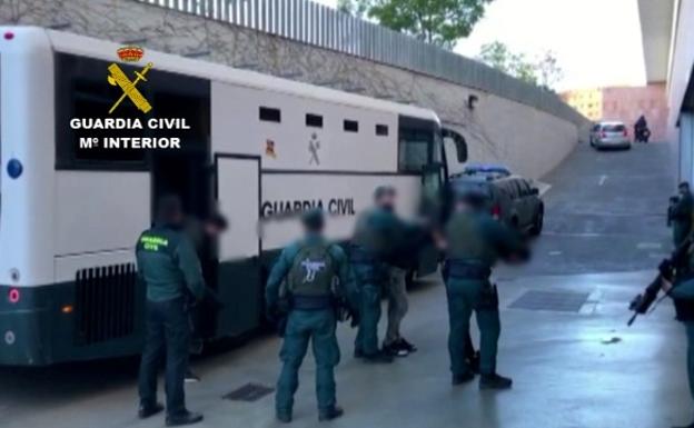 Cae una red que usaba armas de guerra para introducir grandes partidas de hachís por las costas de Huelva y el Guadalquivir