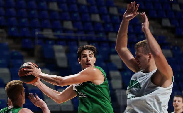 El Unicaja muestra el día a día de los test PCR a su plantilla