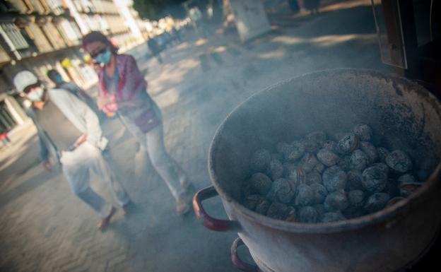 Las castañas, un producto de primera necesidad en Málaga