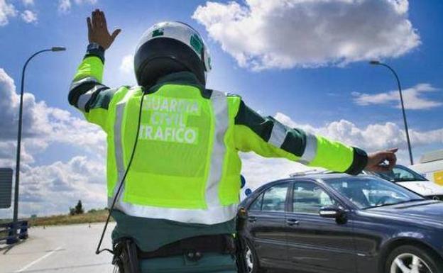 Multa de 500 euros y pérdida de 6 puntos: la DGT endurece el castigo por usar el móvil al volante