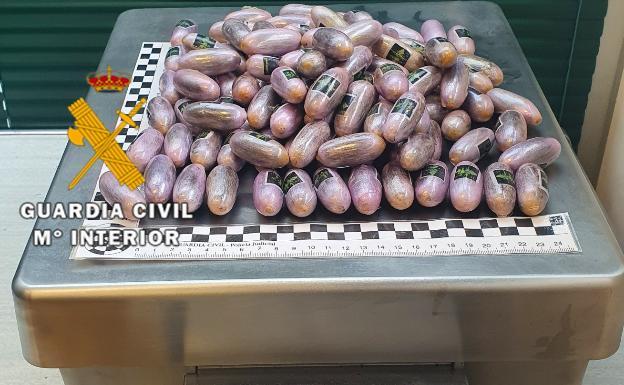 Detenido en el aeropuerto de Málaga con 120 bellotas de hachís en el estómago