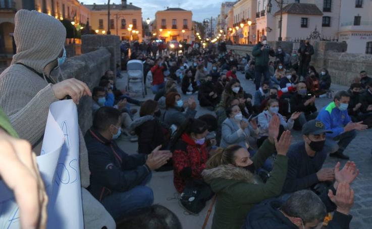 Empresarios de Ronda reclaman ayudas y cortan el Puente Nuevo