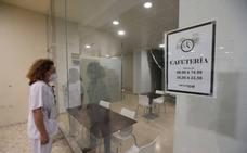 El Hospital Clínico de Málaga instala una veintena de camas en su cafetería ante el aumento de hospitalizaciones por Covid-19