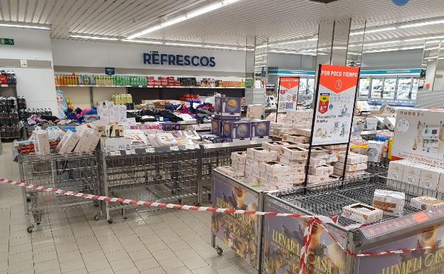 Torrox precinta artículos que no son de primera necesidad en supermercados para impedir su venta después de las 18 horas