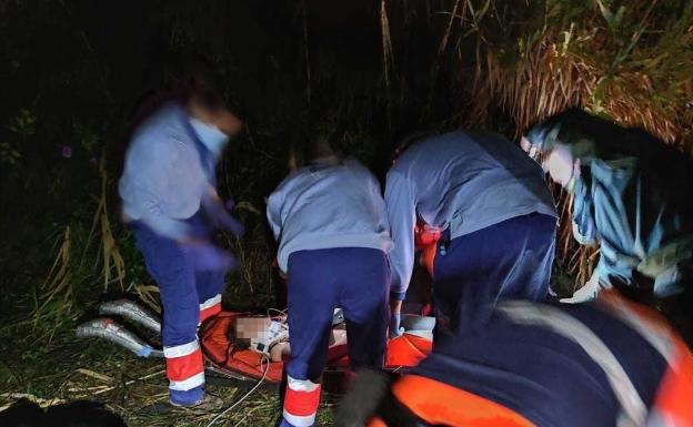 Cadena humana para rescatar a una adolescente 16 años que se cayó por un terraplén y se quedó inconsciente en Coín