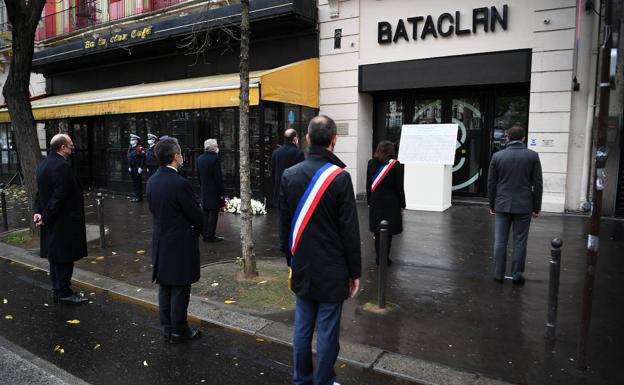 Francia recuerda a las 103 víctimas de los atentados del 13N