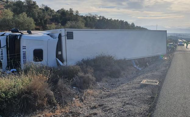 Vuelca un camión en la A-92 a la altura de Mollina tras chocar contra un turismo