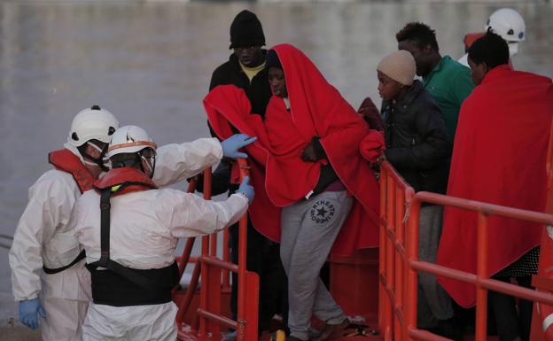 Detenidos el conductor y el copiloto de una patera con 46 personas a bordo