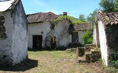 Antigua alquería de Moclón, en el término municipal de Júzcar./
