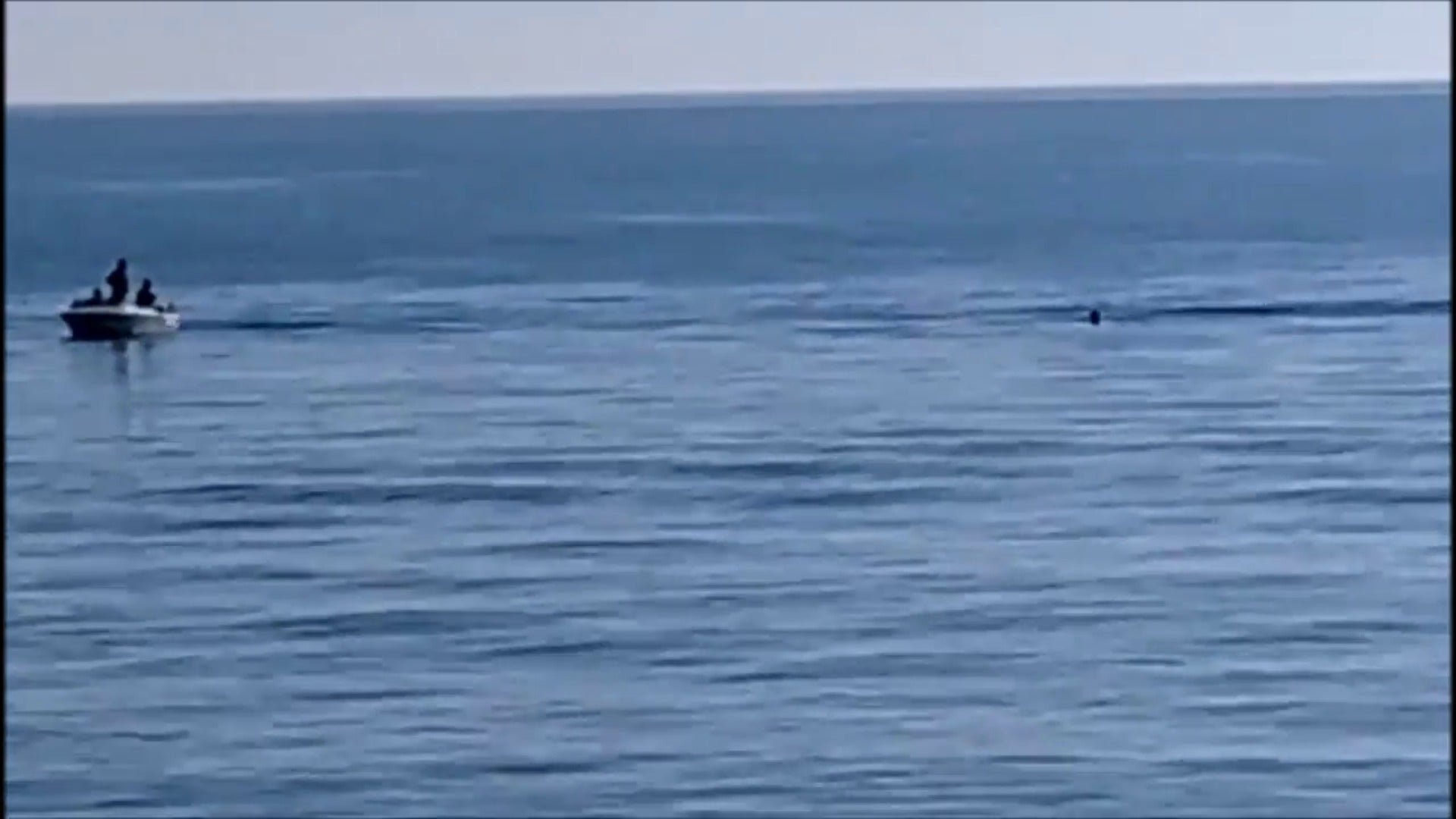 Arrestado un presunto agresor sexual que se adentró en el mar y permaneció dos horas junto a una boya en Vélez-Málaga